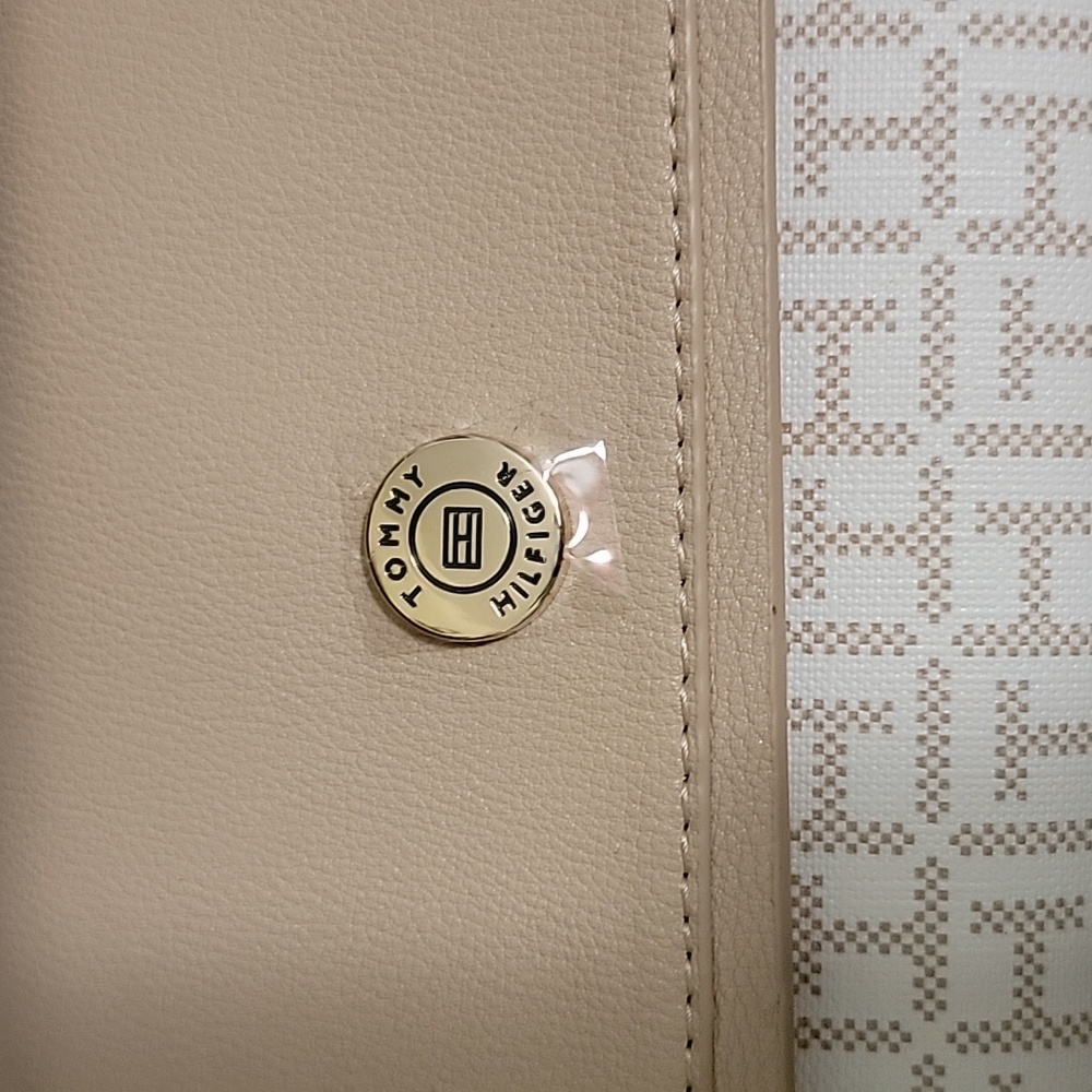 Tommy Hilfiger Cream and White Crossbody Bag with Elegant Design - Picture 2 of 11